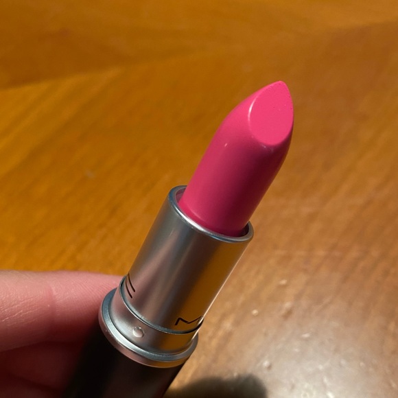 MAC Amplifed Creme Lipstick Do Not Disturb - Picture 5 of 16